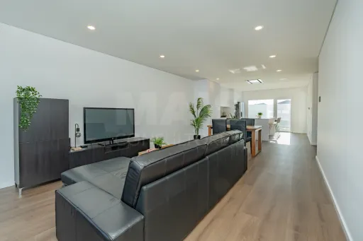 Moradia T3 contemporânea com piscina privada no Porto Alto