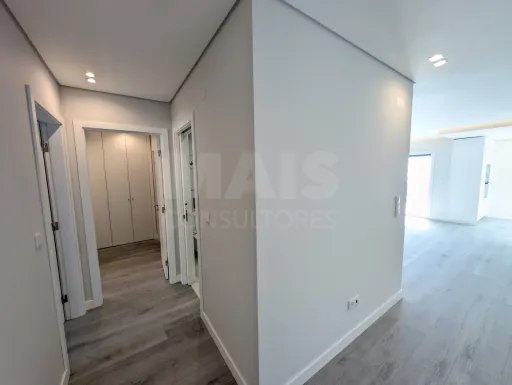 Urbanização Torres do Palácio, T2, R/C com Terraço e box