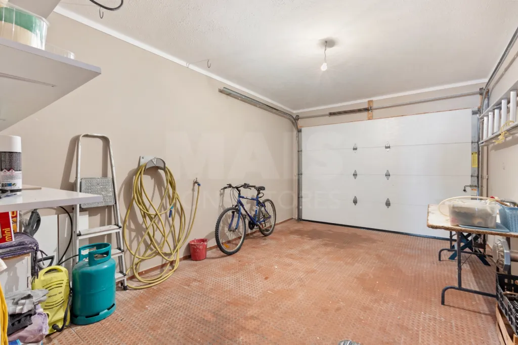 Moradia T4 com cave, garagem e quintal no centro de Peniche