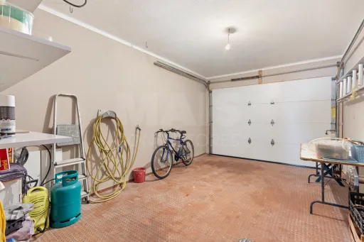 Moradia T4 com cave, garagem e quintal no centro de Peniche