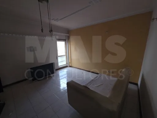 🏠 Strategic 3-Bedroom Apartment in Carregado - Connectivity and Convenience