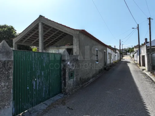 Farm with two ruined houses, well and annex with studio!