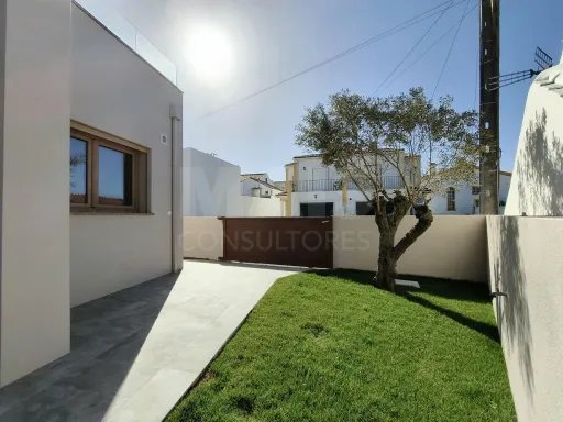 Moradia T3 c/ 2 Suites, 1 Closet, Logradouro e Vista Mar!