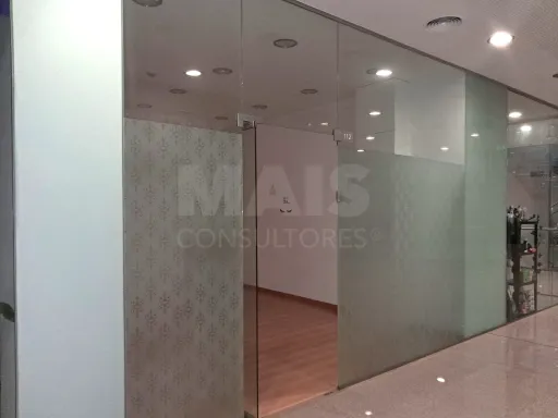 Loja em Centro Comercial junto à Avenida