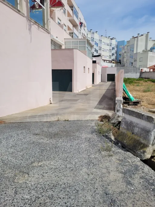Lugar de Estacionamento coberto e Arrecadação