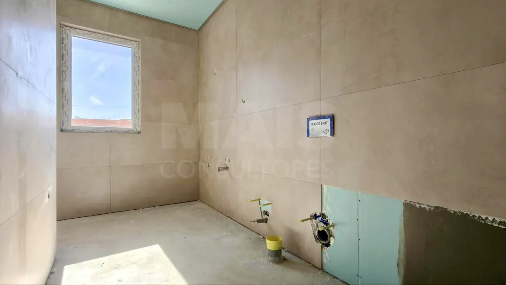 Moradia Térrea T4 com Suite Master, Piscina de Água Salgada, Garagem e Acabamentos Premium !