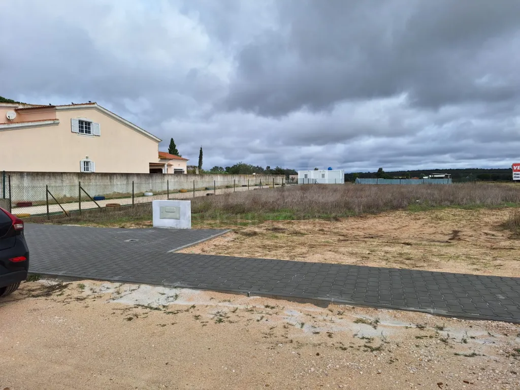 Terreno Urbano com 1327 m2 para construção de moradia.