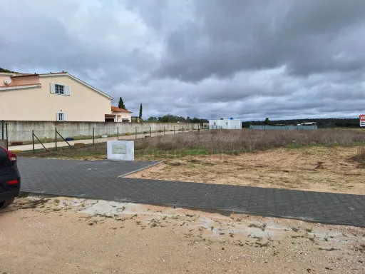 Terreno Urbano com 1327 m2 para construção de moradia.