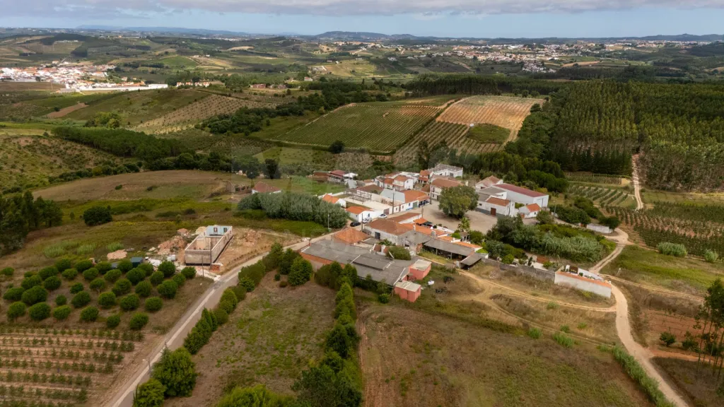 Edíficio Térreo com uma área de construção de 524m2 inserido num terreno urbano com 1862m2, Bombarral