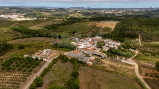 Edíficio Térreo com uma área de construção de 524m2 inserido num terreno urbano com 1862m2, Bombarral