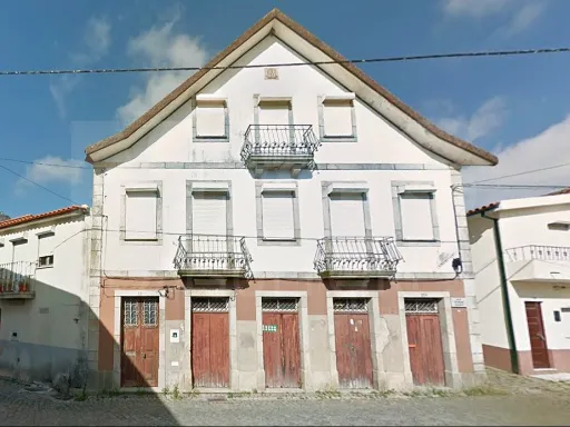1921 Building for Renovation – Ideal for Business + Accommodation
