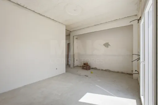 Apartamento T4 com quintal e estacionamento