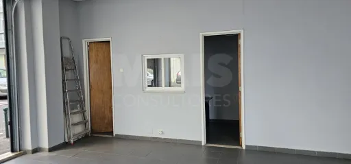 Store 75m2 w/ 3 fronts Dafundo Central