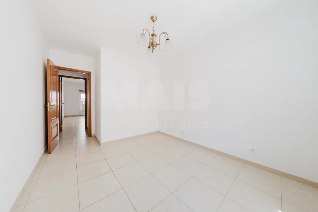 Apartamento T3 com garagem e varanda.
