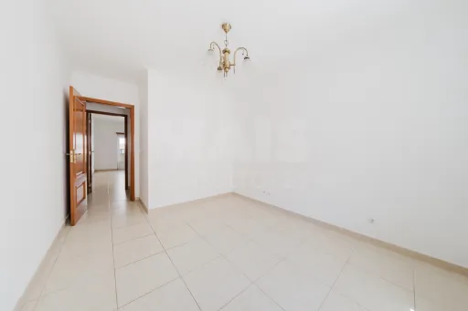 Apartamento T3 com garagem e varanda.