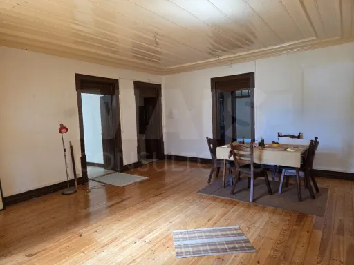 Prédio no Centro de Torres Novas com Jardim e Forte Potencial para constituição de Propriedade Horizontal com elevada rentabilidade de investimento