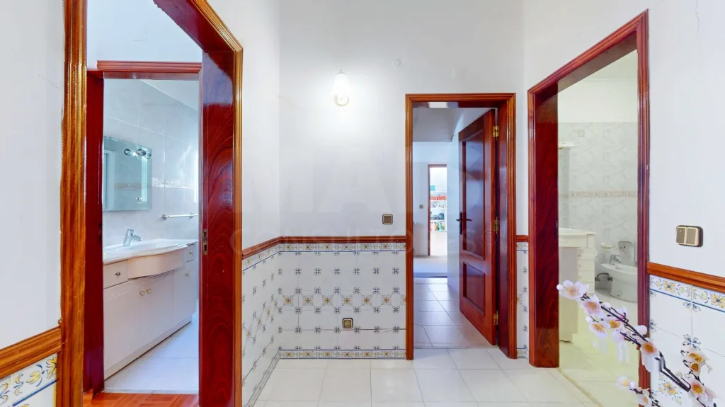 Moradia T5, na calhandriz com piscina