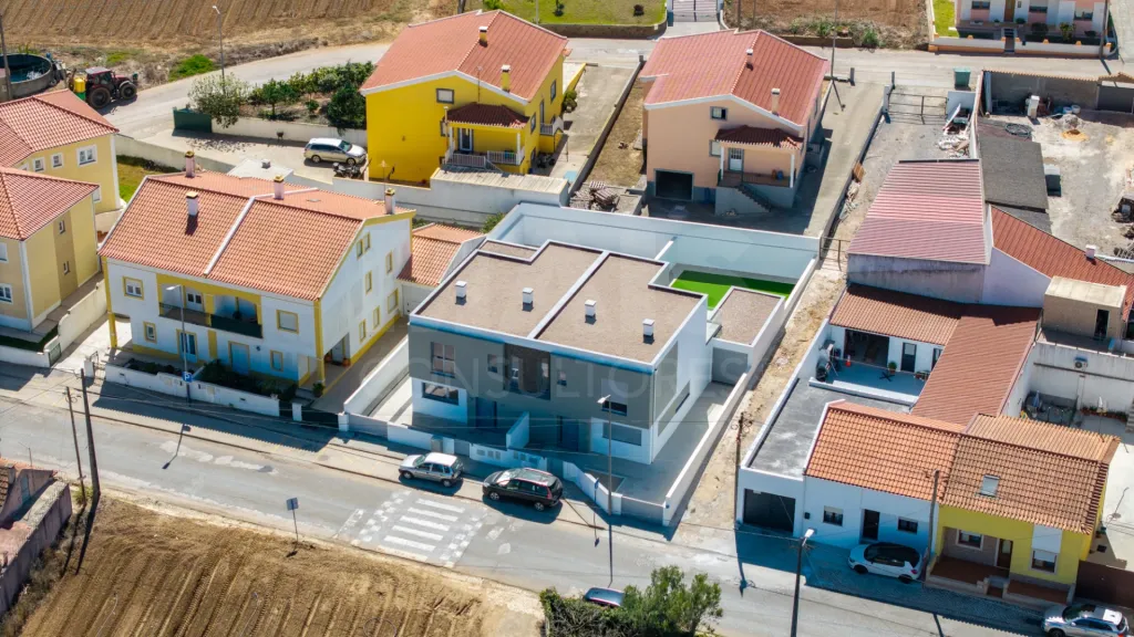 Moradia nova T4 com quintal e garagem