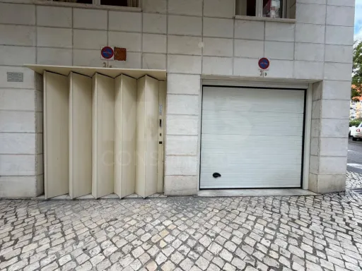 Apartamento T4 em Carnide