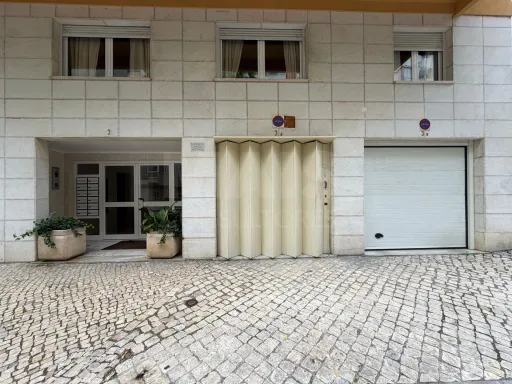 Apartamento T4 em Carnide