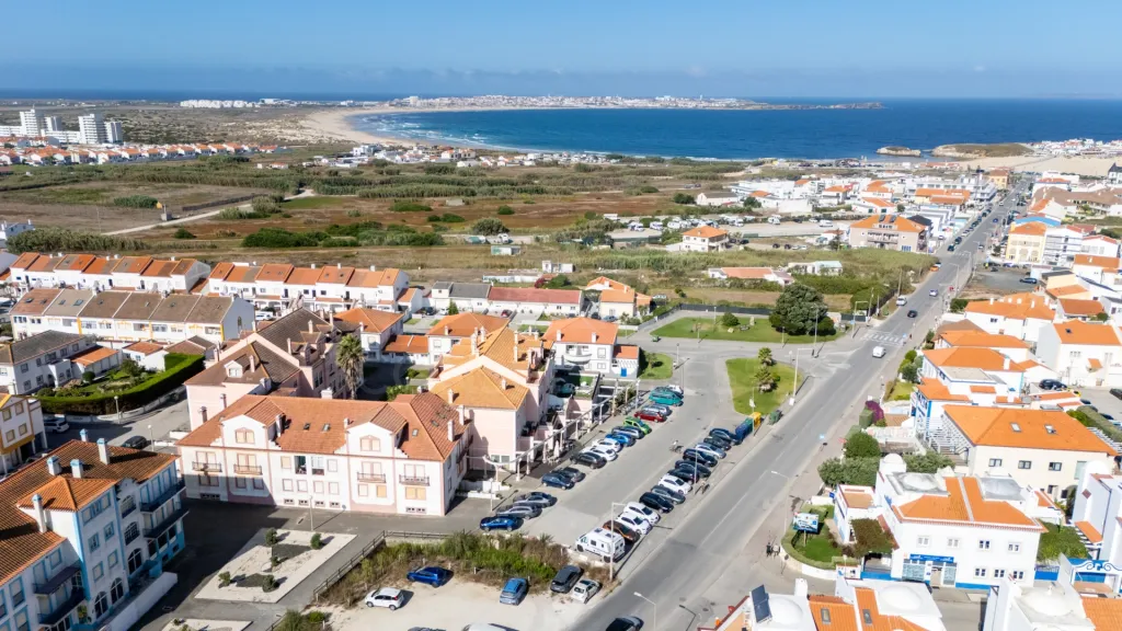 Dois espaços comerciais emblemáticos para trespasse no Baleal