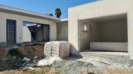 Moradia Contemporânea T4 com Suite Master, Piscina de Água Salgada, Garagem e Acabamentos Premium !