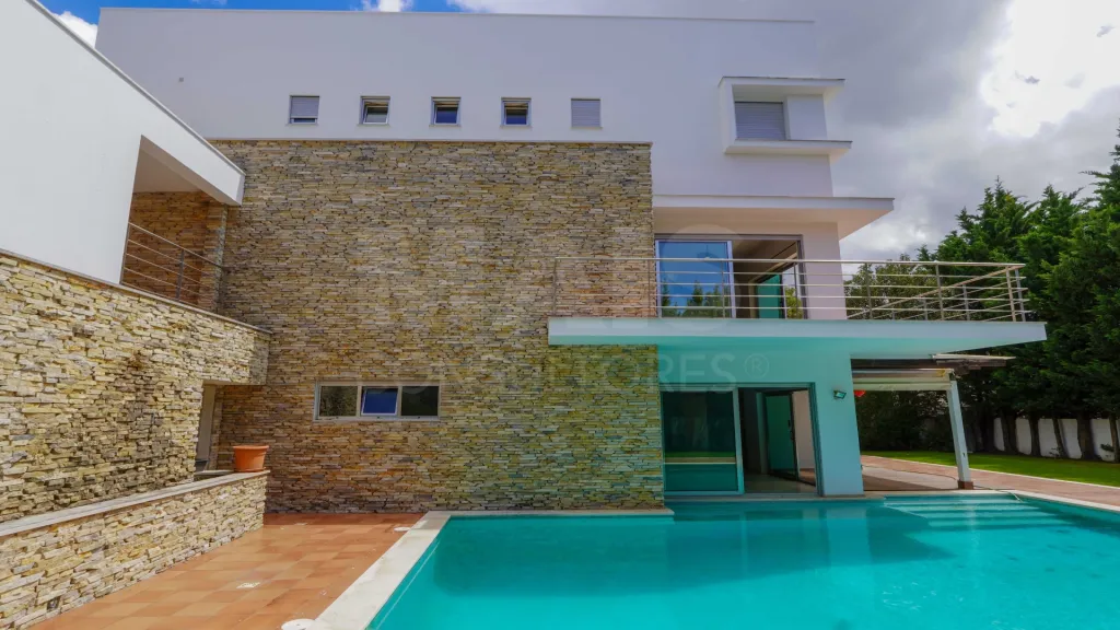 Casa isolada T4 c/ 3 pisos, piscina, lote murado c/ 875m2. Fica dentro da Beloura II... 