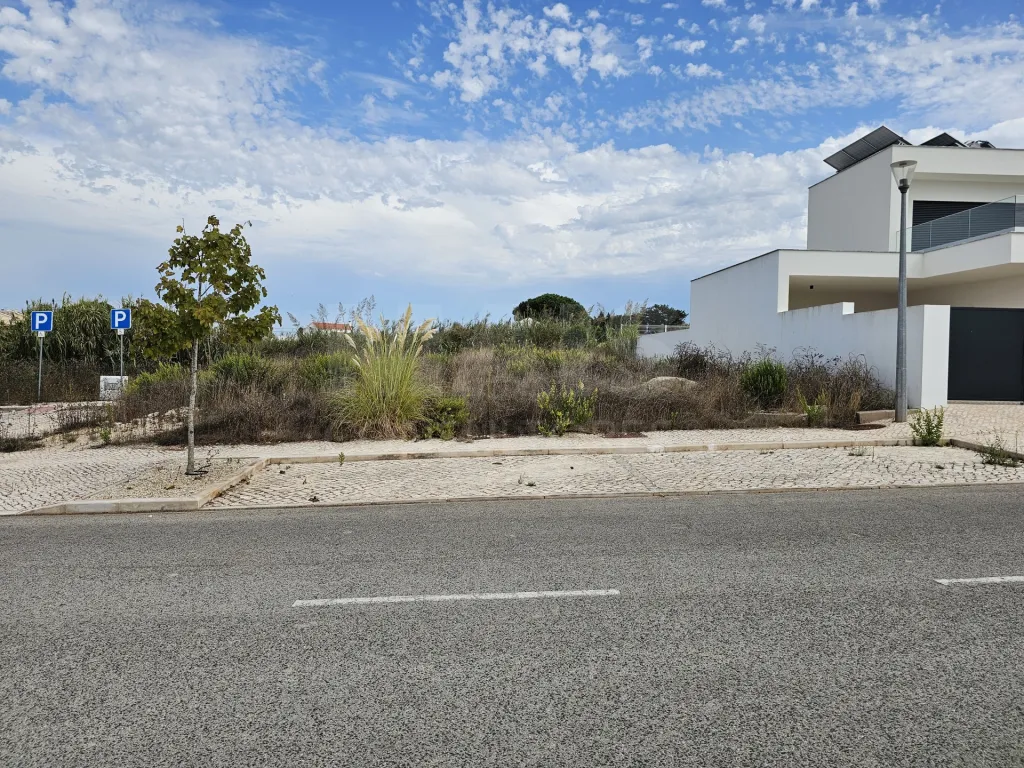 Lote Terreno com projeto aprovado para moradia T3 com Piscina