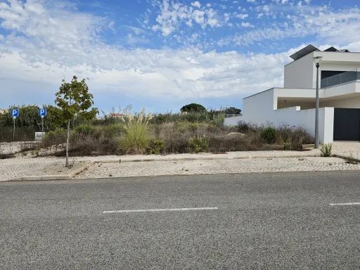 Lote Terreno com projeto aprovado para moradia T3 com Piscina