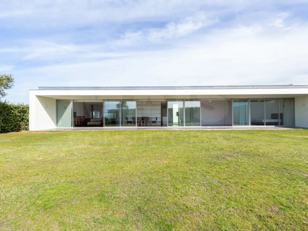 Single-story 4-bedroom house in an exclusive resort