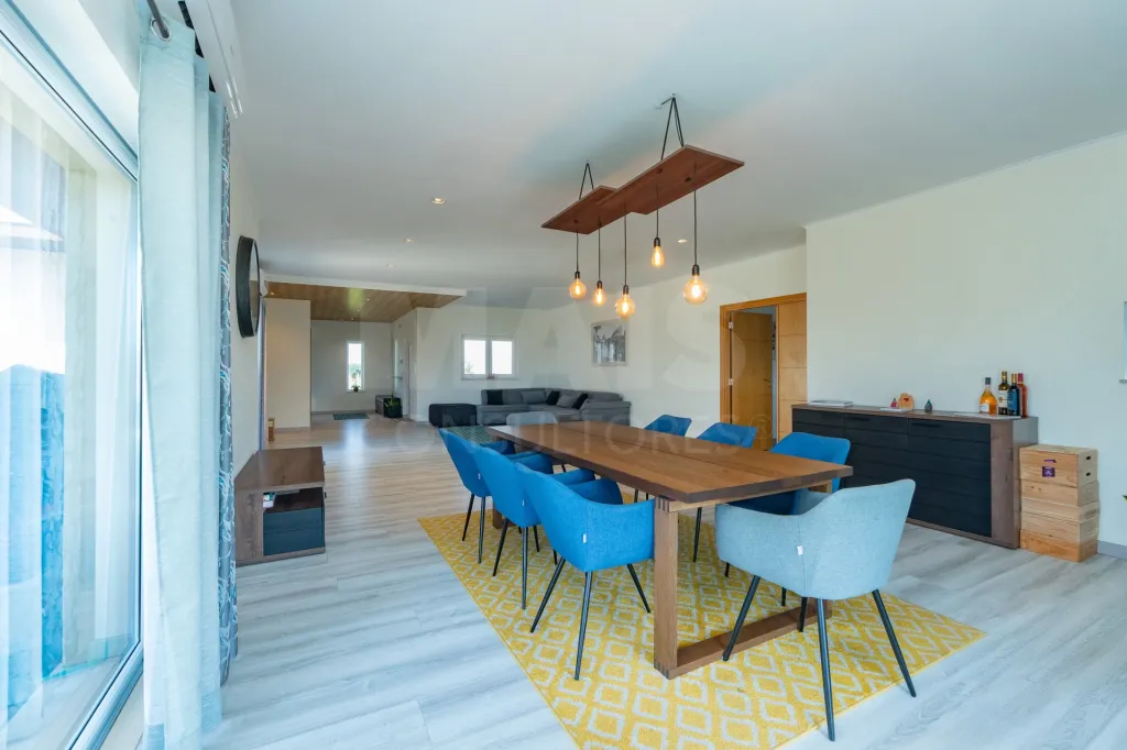 Semi-new 4-bedroom house with 3500m2 plot in Salvaterra de Magos