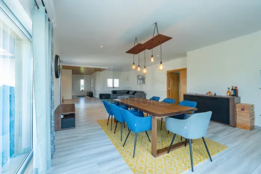 Moradia T4 térrea, semi-nova com terreno de 3500m2 em Salvaterra de Magos