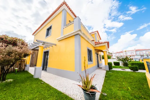 Moradia exclusiva com piscina aquecida, suite, garagem e jardim deslumbrante