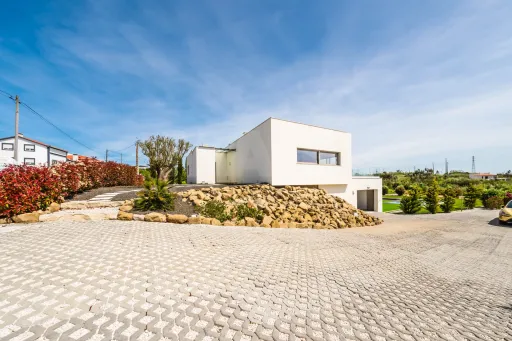Moradia Contemporânea de Luxo com Vista Barragem, Piscina e 3.000m² Urbanos | Peniche