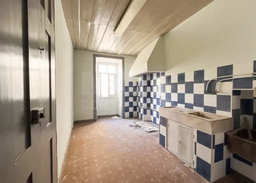 Prédio de uso Misto com 5 Pisos e 2 Frentes  na Baixa de Coimbra – 2 entrada independentes