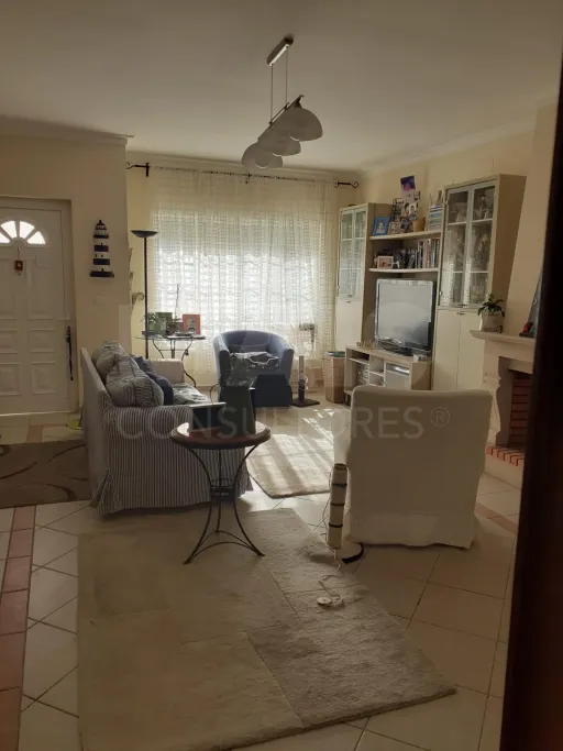 Moradia T3 com quintal e cave em Peniche