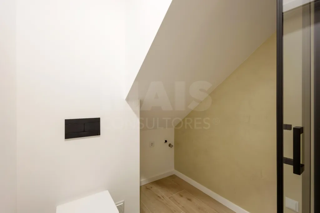Moradia T2 com quintal e vista mar junto aos Supertubos