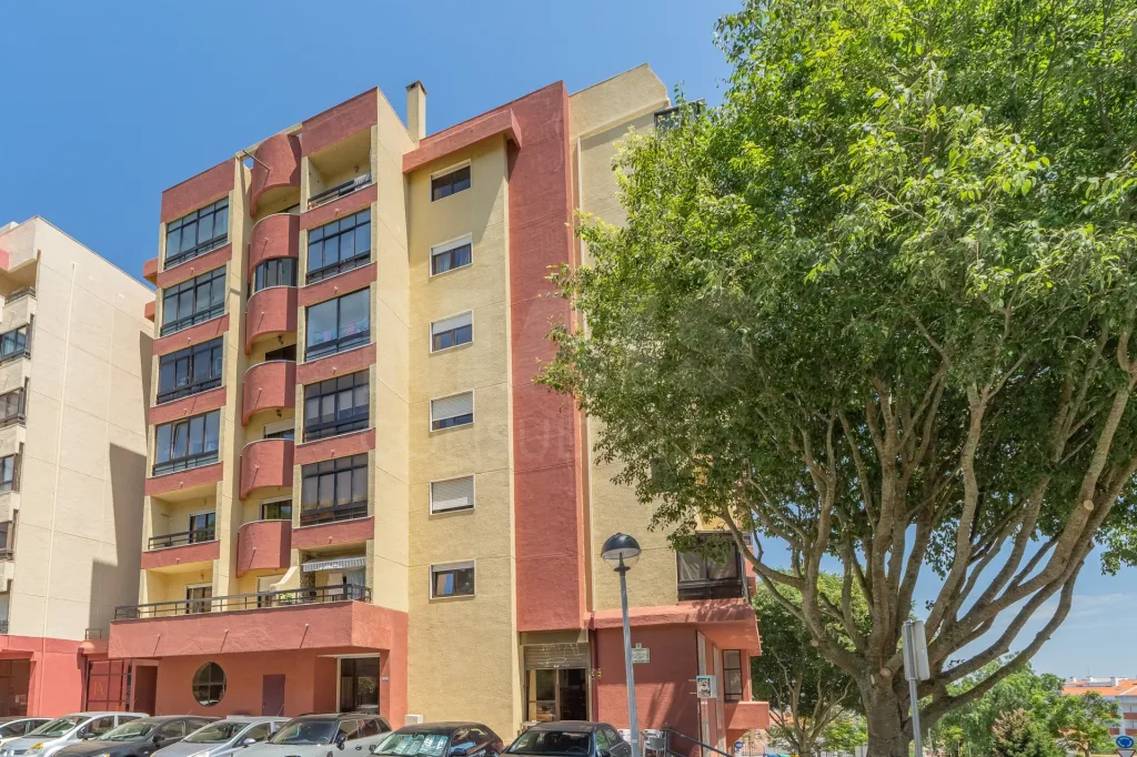 T2 com excelentes áreas, duas casas de banho e varandas em todas as divisões | Mina d'Água – Amadora