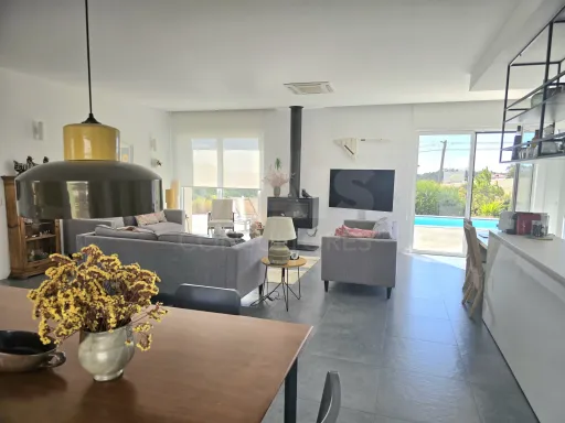 Moradia T4 térrea contemporânea com anexo T2 independente | Lote com 10.400 m² | Alvorninha