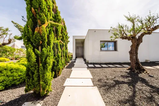 Moradia Contemporânea de Luxo com Vista Barragem, Piscina e 3.000m² Urbanos | Peniche