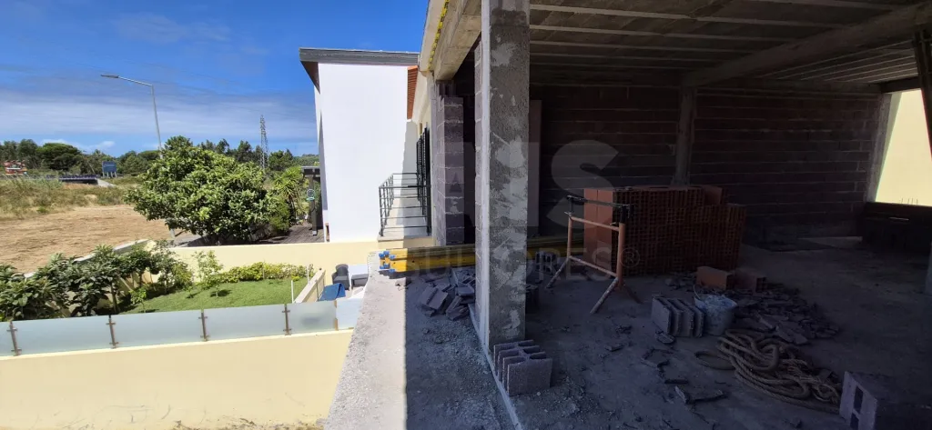 New 3 Bedroom Semi-Detached House with Garage, Garden and Balconies - Caldas da Rainha