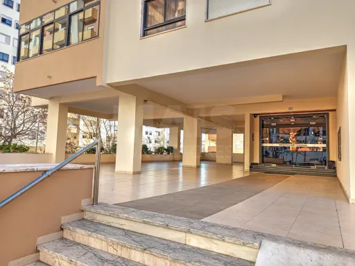 Apartamento T2 c/ Vista Rio, Elevador e Garagem em Box fechada!