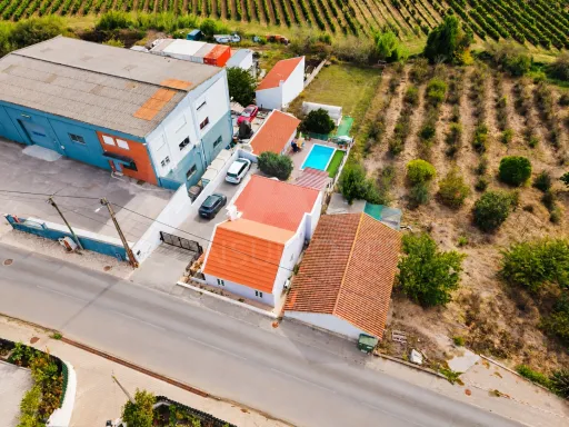 Moradia T2 com anexo T1, piscina e terreno de 1.000 m², em Torres Vedras