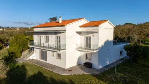 Propriedade com 3 apartamentos e piscina em Óbidos
