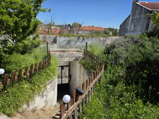 Prédio no Centro de Torres Novas com Jardim e Forte Potencial para constituição de Propriedade Horizontal com elevada rentabilidade de investimento