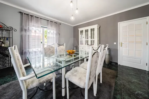 Moradia T4 em Olho Marinho | 260m² | Lote 734m²