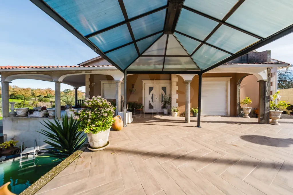 Moradia T5+1, c/ Suite, 3 Wc´s, 2 Salas, 2 Escritórios, Parqueamento Interior, Jardim, Churrasqueira, & Piscina !