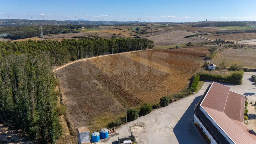 Parcela de terreno rústico de 2.350m2 em Atouguia da Baleia