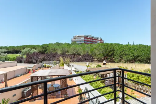 Magnífico T3 Alto Santa Catarina com 2 Lugares Parqueamento e 2 Arrecadações