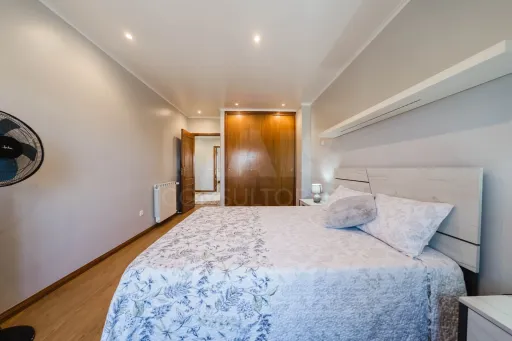 Moradia T3+1 pronta a habitar | Garagem fechada, pátio com churrasqueira e a 5 min das praias !